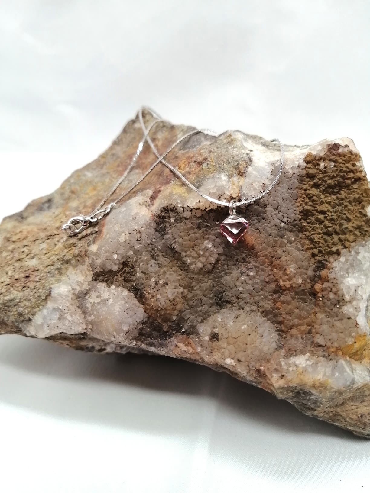 Řetízek s přívěškem kostička Swarovski krystal rosa